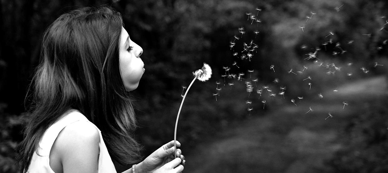 01-icp-contact-urgence-crise-psychologue-entreprise Femme souffle sur un pissenlit